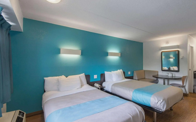 Motel 6 Overland Park, KS
