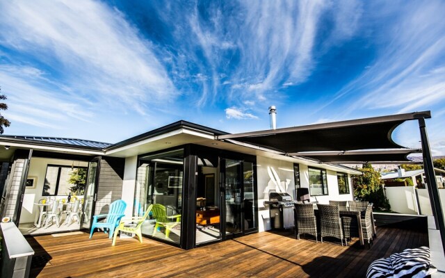 Wanaka Lakefront Gem