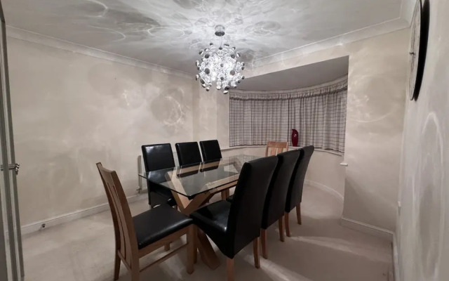 Spacious 4Bd House With Character In Coventry