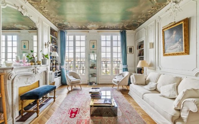 Stylish Vintage 3BR Apartment in Le Marais by GuestReady