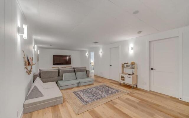 The Elm, 4 Bed Bungalow with Backyard and Firepit