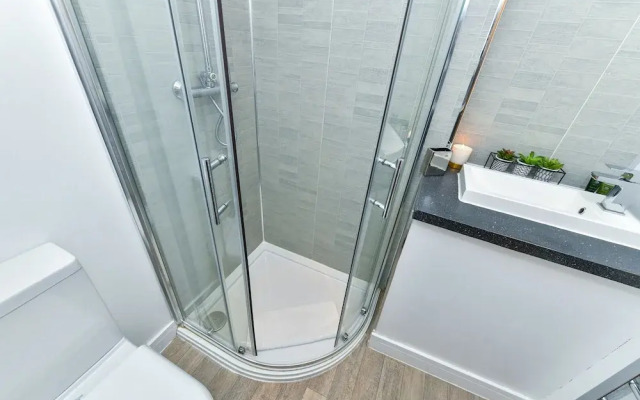 Long Eaton Modern 4bed House