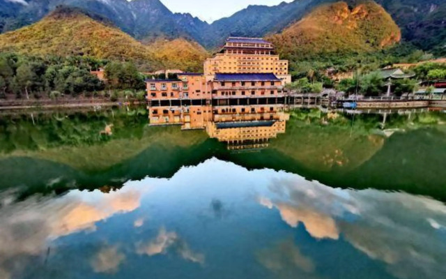 Lotus Mountain Hot Spring Resort