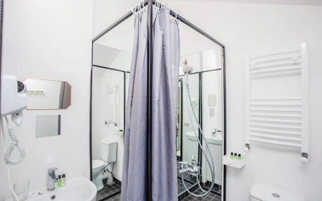 2BR Mezzanine style apartment w Patio