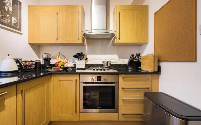 Mayfair 3-bed 5-guest Berkeley Square 1729 House
