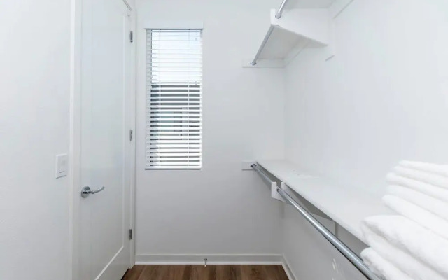 Master Bedroom With King Bed Central Location