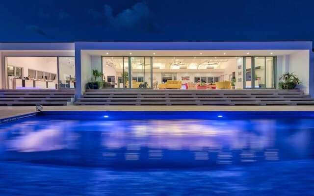 Swanky Caribbean Estate, Ocean Views, Heated Pool, AC, Free Wifi, Ping Pong, Pool Table