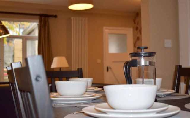 3 Bedroom House With Free Parking