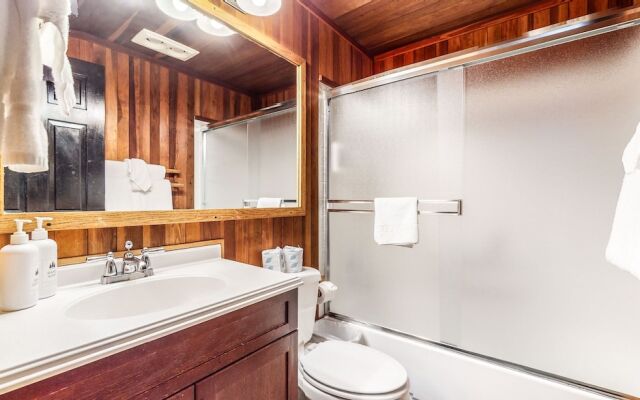 Sierra Manors 75 Cozy and Comfy Condo, On the Shuttle Route by Redawning