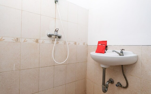 RedDoorz Plus near Simpang Lima