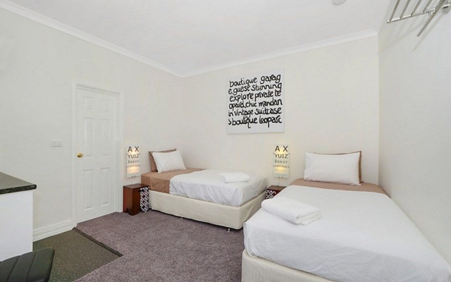 Spooky Hall Motel – Guest Rooms – York