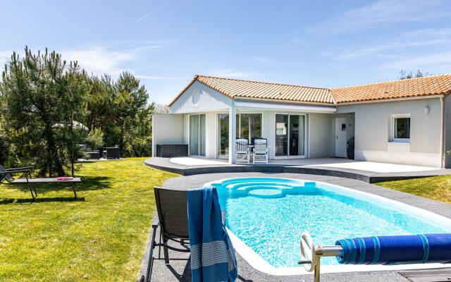 Luxurious, attractively furnished villa, 800 m. from the sea