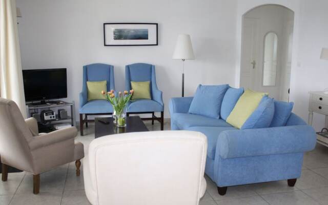 Luxurious Villa in Camplong With Jacuzzi