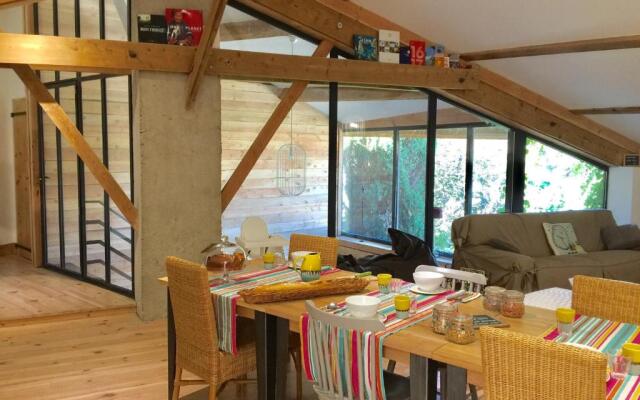 Magnificent Renovated Farmhouse - 10 Min A7 -
