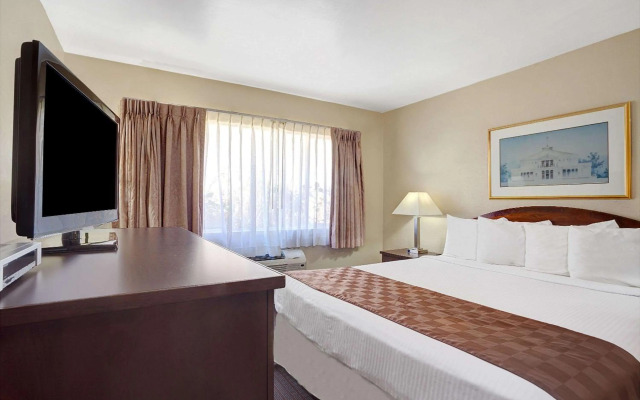 Travelodge by Wyndham Everett City Center