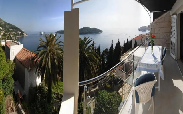 Two Palm Trees Apartment