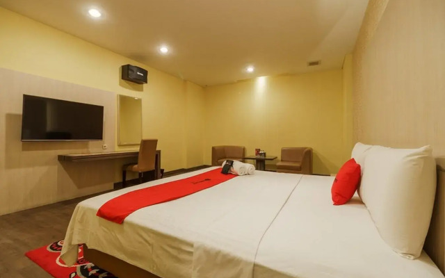 RedDoorz Plus near Dunia Fantasi Ancol