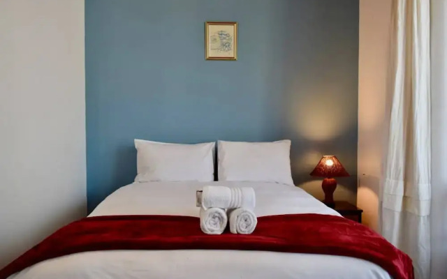 Central Victorian House With Table Mountain View