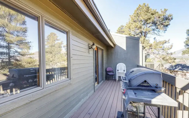 Cozy Flagstaff Retreat w/ Balcony & Mtn View!