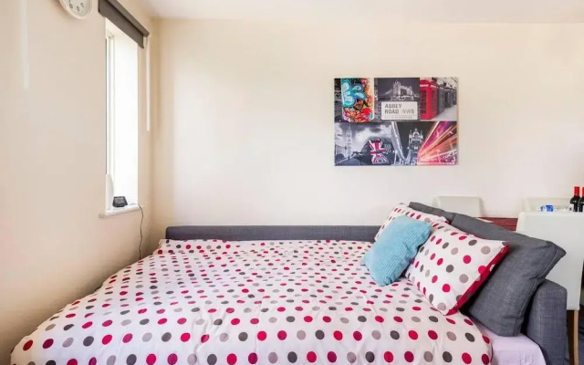 Immaculate 2 - Bedroom House in Milton Keynes