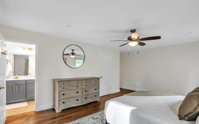 Woodhaven: Your Serene Countryside Escape 5 Bedroom Farmhouse by RedAwning