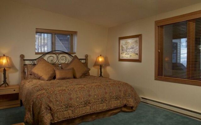 Slopeside Chalet - 6 Bedrooms Home