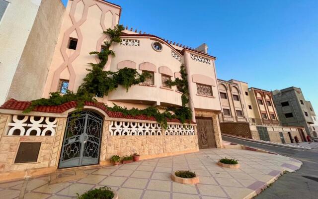 Seaside View: Enjoy Sunsets at fully equipped Apt.