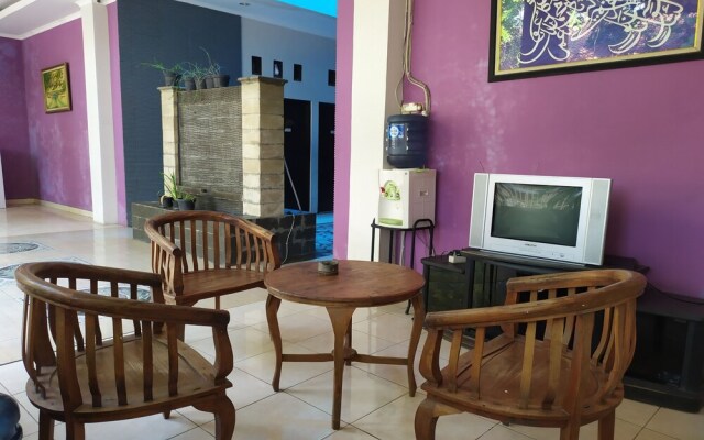 Yulia Guesthouse by OYO Rooms