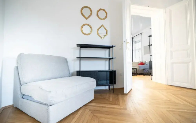 Rochus Stylish Stays