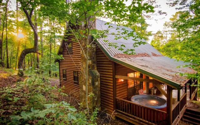 Breathless Cabin Includes Free Wifi, Parking Onsite, Private Hot Tub, and BBQ by Redawning