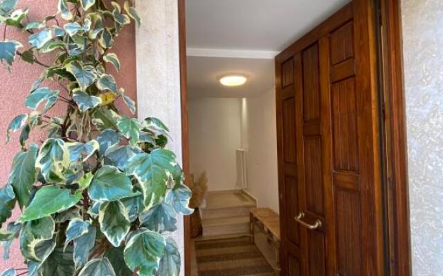 Palazzina privata di due piani con soppalco