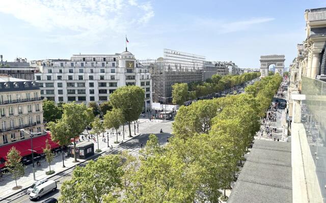 1610B - Stunning studio with Champs Elysées Views!