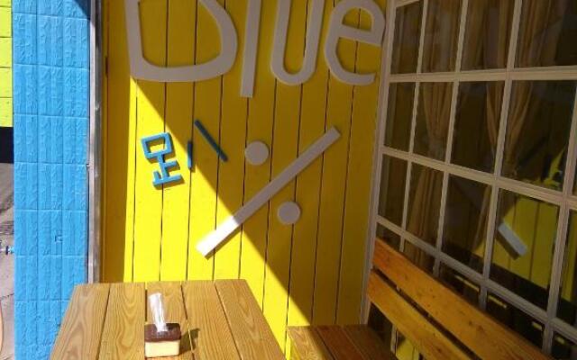 Blue% Hotel