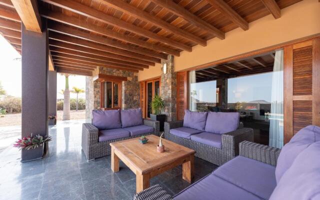 Oasis Villa with swimming pool in 4000m2 garden