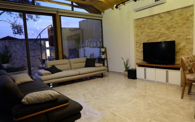 Marvelous Villa with Jacuzzi and Pool in Kalkan