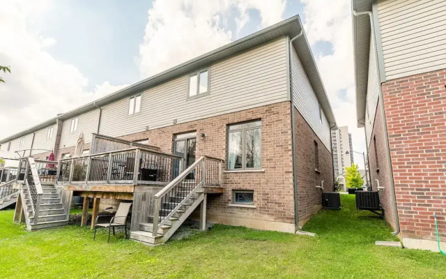 GLOBALSTAY. Modern Townhomes on Lake Ontario