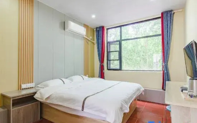 Zhouyang Youth Hotel (People's Hospital Subway Station)