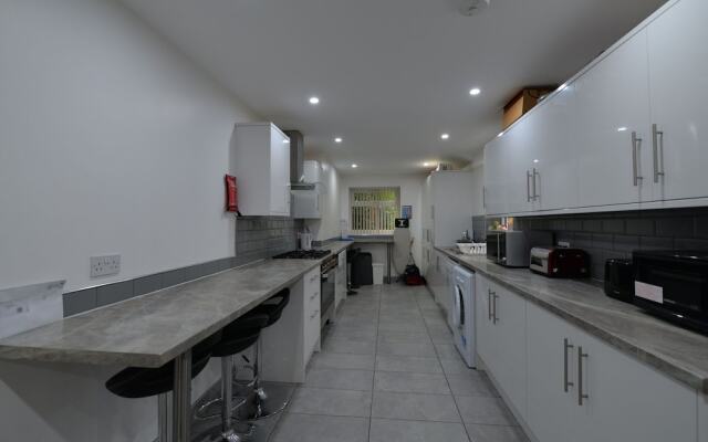 Enticing Holiday Home in Coventry With Garden