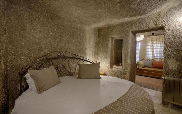 Hera Cave Suites