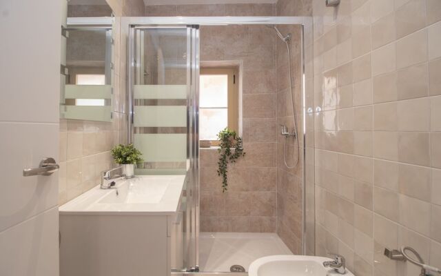 Trendy Two Bedrooms In Ollerias