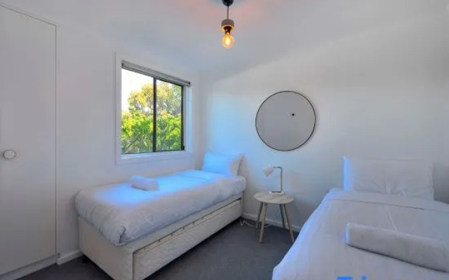 On the Beach 2 – Guest Rooms – Coles Bay