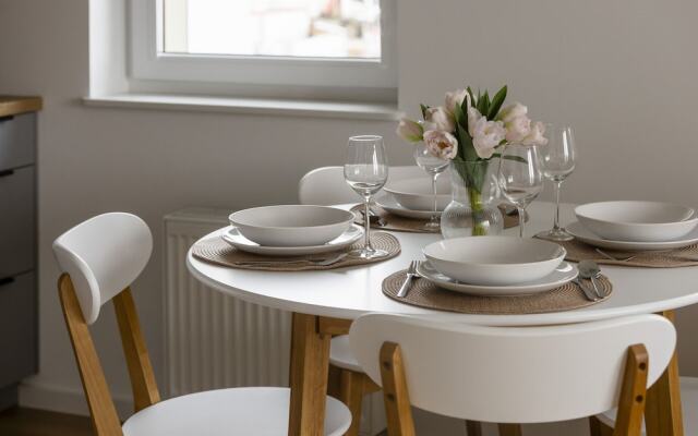 Apartment With Desk in Gdansk by Renters