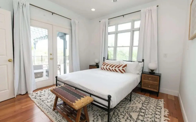 Spicewood Lodge W/pool, Hottub