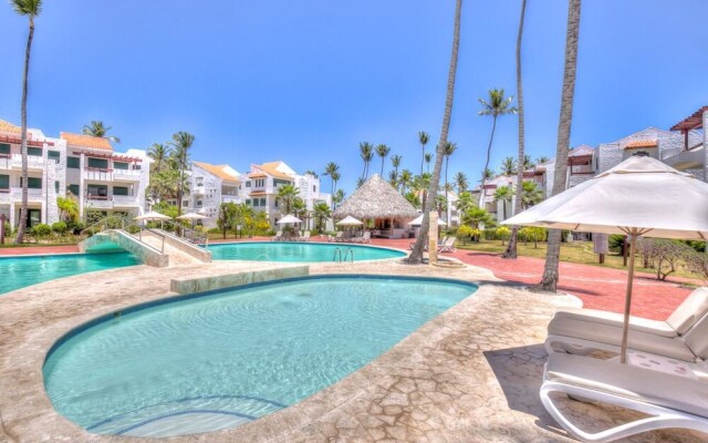 Exquisite Ocean and Pool View Apartment Next to the Beach