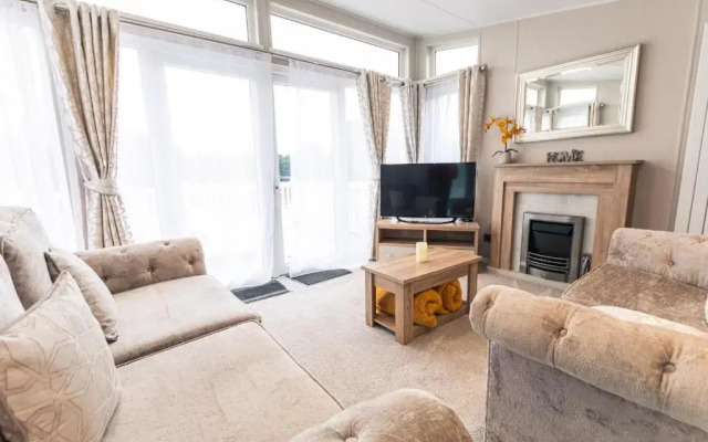 Lakeside Retreat Lodge With Hot Tub