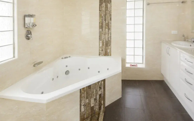 Kickenback Studio - Contemporary accommodation in the heart of Cracken