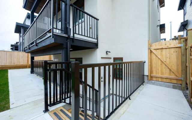 Private bright 2 bedroom south facing walkout apt White Rock