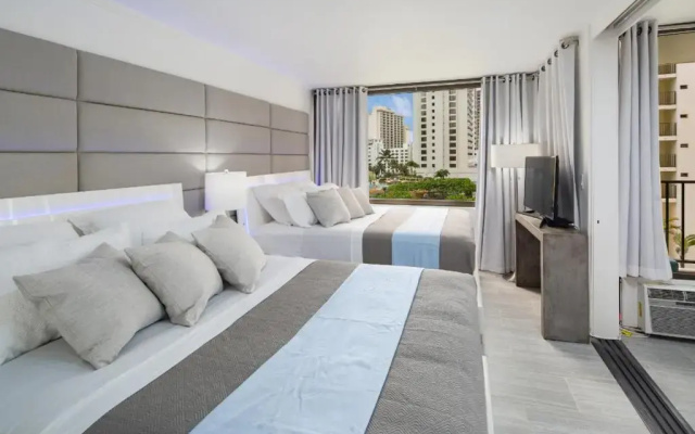 Waikiki Banyan Modern One Bedroom Free Parking