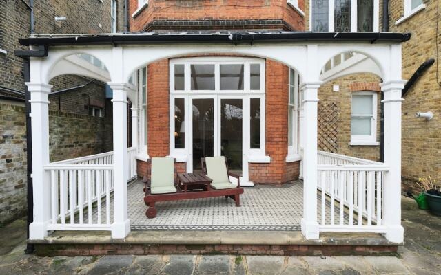 Amazing 3-bedroom Garden Flat for 6 in Ealing