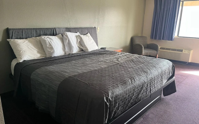 Hallmark Inn & Suites